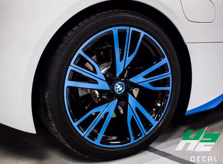 Do có bộ mâm 5 cánh kép được phay phẳng trên bề mặt, các cánh mâm cũng được chủ xe đặt dán decal màu xanh, khiến chiếc i8 này càng trở nên nổi bật hơn.