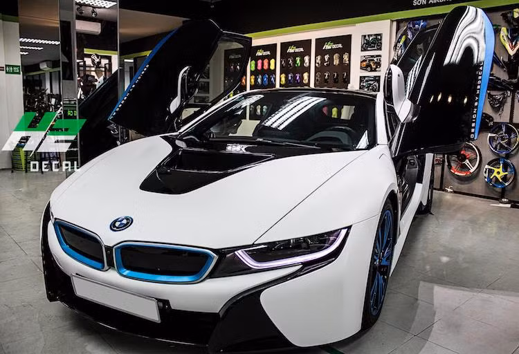 Trước khi mẫu siêu xe BMW i8 ra mắt lần đầu vào năm 2014, BMW đã có một giai đoạn dài phát triển chiếc xe từ phiên bản ý tưởng đầu tiên là Vision Efficient Dynamics. Sở hữu kiểu dáng đầy tính tương lai, Vision Efficient Dynamics có hệ động lực kết hợp giữa một động cơ xăng tăng áp và mô-tơ điện để đạt khả năng vận hành tương đương M3.