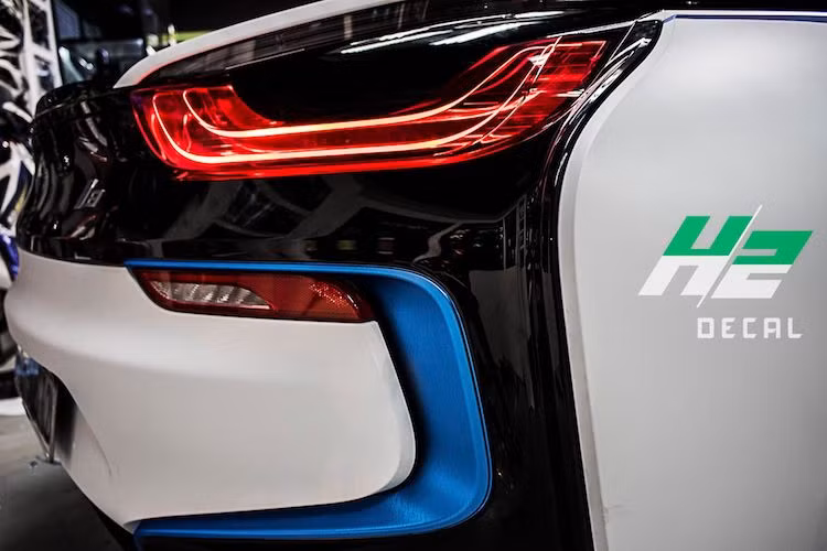 Phần đuôi của i8 có thiết kế cực kỳ phức tạp và đầy tính khí động học với đèn pha LED, với mép sau cửa xe chìa ra tạo thành 2 "cánh" khí động học độc đáo.