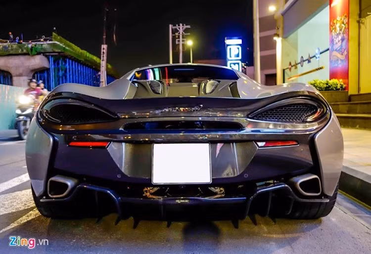 McLaren 570S là xe thân thiện và dễ điều khiển, chính vì vậy nó phù hợp với đường phố đông đúc như TP HCM. Siêu xe này có giá 184.900 USD, đồng thời là mẫu xe rẻ thứ nhì của hãng, chỉ sau 540C.
