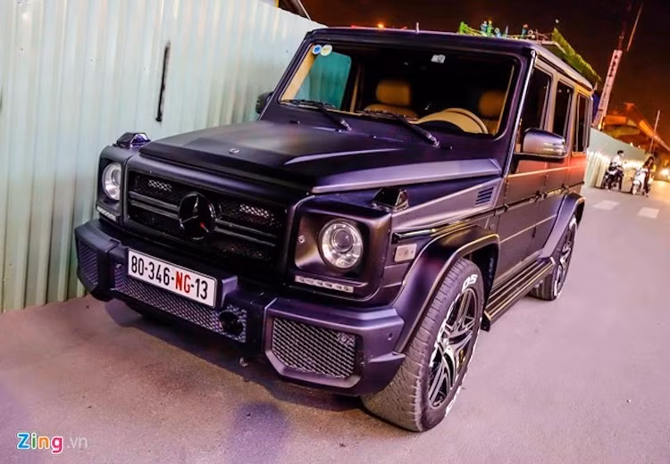 Ngoài siêu xe 570S, thiếu gia Quốc Cường còn đem thêm chiếc Mercedes G55 AMG hàng hiếm tới buổi ra mắt. Chiếc xe này được diễn viên Hạ Vi sử dụng sau khi kết thúc chương trình.