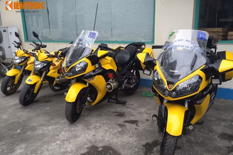 Cũng giống như CLB môtô thể thao Hà Nội, CLB môtô TP HCM cũng sử dụng một dàn xe Honda Goldwing 1800cc trong các hoạt động của mình. Điểm chung lớn nhất của dàn xe đó là màu tem trùm vàng nổi bật.