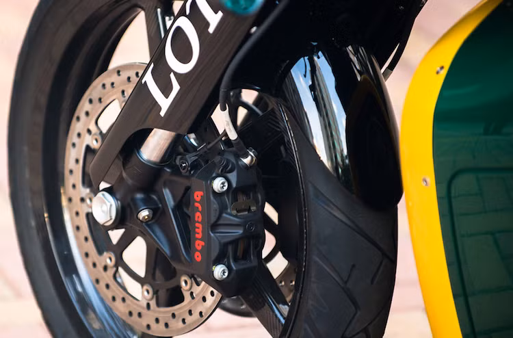 Nhiều chi tiết khác của chiếc xe cũng đã được Lotus đặt hàng từ các hãng sản xuất phụ tùng nổi tiếng nhất trong Thế giới môtô, có thể kể tới gồm hệ thống phanh từ Brembo, phuộc trước sau của Ohlins hay cặp mâm 5 cây bằng sợi carbon siêu nhẹ từ hãng BST.