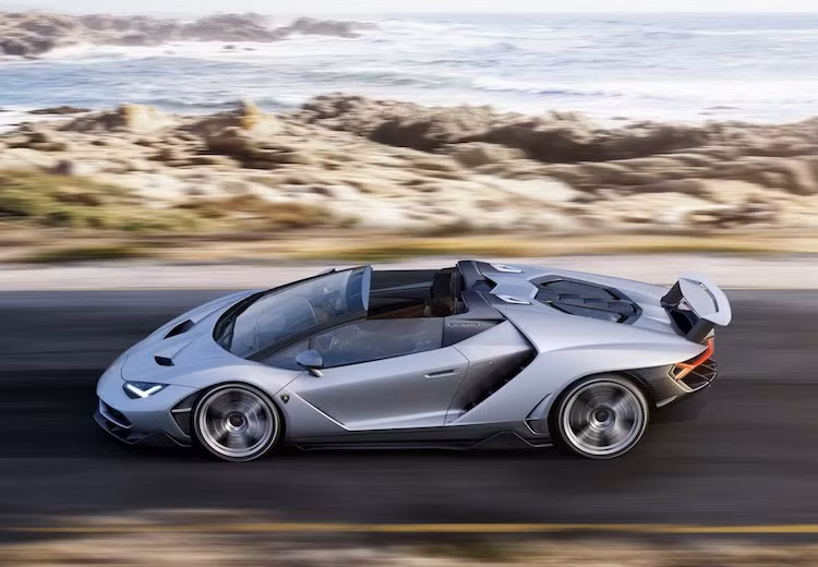 Chiếc xe được trang bị bộ mâm 5 cánh với kích thước 20 inch phía trước và 21 inch phía sau được tiện từ nhôm rèn nguyên khối, bao quanh là những chiếc lốp Pirelli PZero Corsa đặc biệt. Màu sơn xám Argento Centenario cũng đã được Lamborghini pha riêng cho chiếc xe, nhưng khách hàng cũng có thể lựa chọn các màu khác.