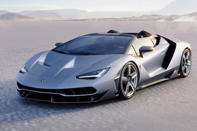 Dựa trên cơ sở của chiếc Aventador Roadster, tuy nhiên siêu xe Lamborghini Centenario Roadster bản đặc biệt đã có thân xe với thiết kế hoàn toàn mới, với các khe hút gió và cánh khí động học đầy vẻ phức tạp và hiện tại.