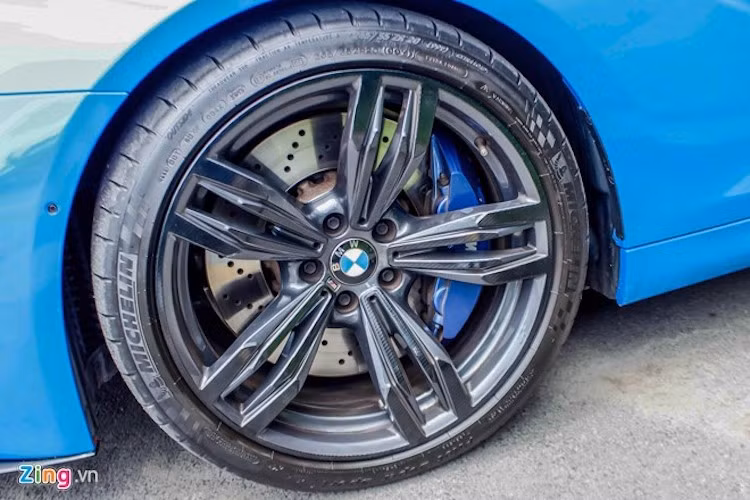 Xe vẫn giữ lại vành thể thao 20 inch, 5 chấu kép nhưng được sơn giả carbon.