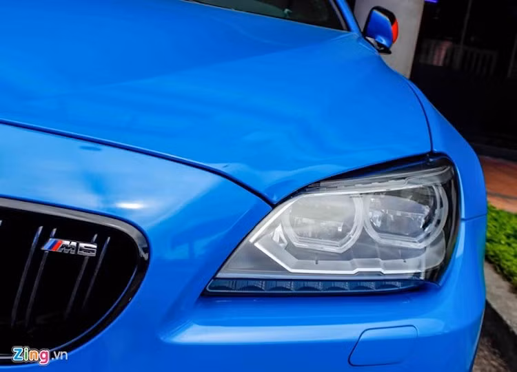 Hệ thống đèn pha Full LED là trang bị tiêu chuẩn. Trên lưới tản nhiệt có logo của bộ phận M Performance chuyên độ xe hiệu suất cao cho BMW.