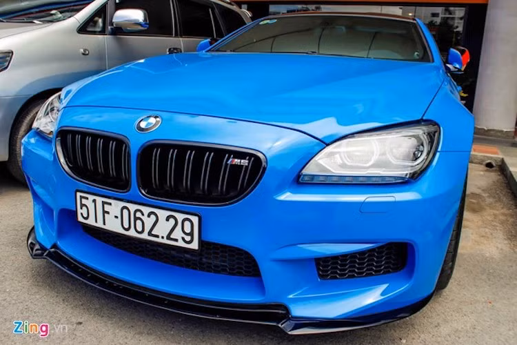 Đây là chiếc BMW M6 Gran Coupe độc nhất vô nhị tại TP HCM. Chiếc xe này có giá 6,7 tỷ đồng. Xe nguyên bản có màu đỏ Bordeaux. Thời gian gần đây, chủ xe đã thay áo mới cho xe với lớp wrap màu xanh lam khá đặc biệt.