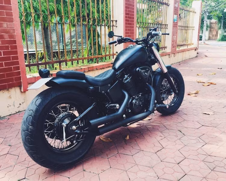 Đúng theo phong cách độ bobber, dè sau của chiếc xe đã được cắt ngắn so với Steed nguyên bản. Cùng với cây pô không giảm thanh, chiếc xe đã mang một phong cách mạnh mẽ - khá giống với những chiếc môtô đình đám Harley-Davidson.