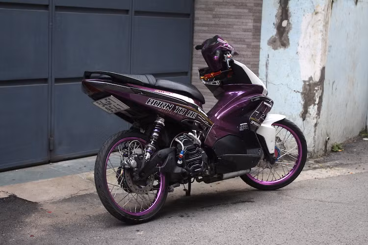 Cùng với việc bỏ dè sau, chiếc Air Blade Thái đã có kiểu dáng tương tự một mẫu xe đua drag đường phố với chi phí không quá lớn, nhưng vẫn đảm bảo được độ "độc" và thể thao.