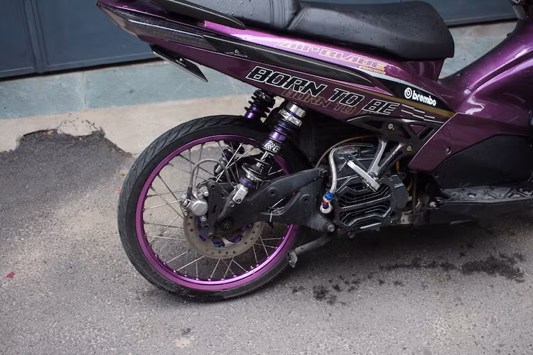 Ở phía sau, chiếc xe cũng đã được nâng cấp lên bánh căm 17 inch cùng lốp mỏng như bánh trước. Chiếc Air Blade nguyên bản vốn sử dụng phanh tang trống phía sau, nhưng chủ xe đã nâng cấp lên phanh đĩa từ Honda Future Neo để khiến xe an toàn hơn.