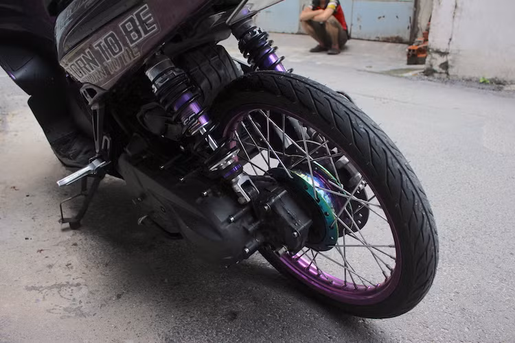 Với bánh đường kính lớn hơn, phuộc sau của chiếc xe cũng đã được nâng cấp lên phuộc đồ chơi của RRGS với khoảng hành trình dài hơn Air Blade nguyên bản. Động cơ 110 cc của chiếc xe được giữ nguyên, chỉ được trang trí ốp quạt gió bằng cách sơn nhúng giả carbon.