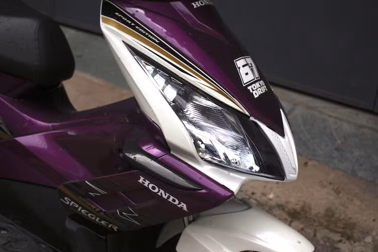 Cặp đèn pha kép - chi tiết nổi bật nhất trên Air Blade Thái đã được giữ nguyên, chỉ sơn chóa pha lê màu tím "đồng điệu" cùng bộ vỏ kết hợp giữa 2 tông màu tím - trắng đầy trẻ trung và cá tính.