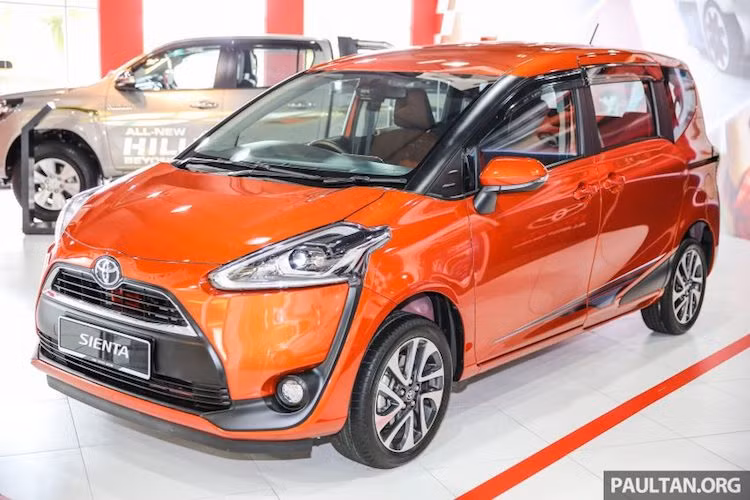Bị rò rỉ hình ảnh từ năm ngoái tại Đài Loan, chiếc MPV Toyota Sienta là mẫu xe hoàn toàn mới, với mục đích hướng tới nhóm khách hàng gia đình trẻ sống trong đô thị. Hiện tại, chiếc xe đã được Toyota phân phối tại Malaysia và được cho là sẽ nằm trên phân khúc của mẫu MPV Avanza.