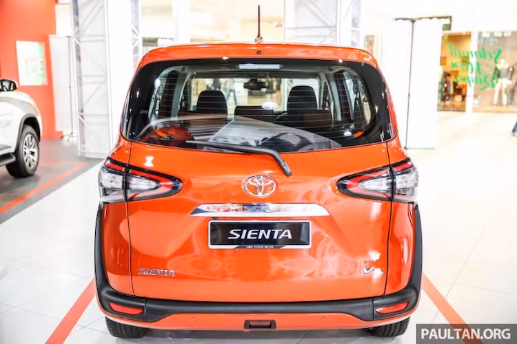 Tại thị trường Malaysia, Toyota Sienta sẽ được bán với 2 phiên bản: 1.5 G có giá 92.900 Ringgit (tương đương 517 triệu đồng) và 1.5V cao cấp giá 99.900 Ringgit (tương đương 557 triệu đồng).