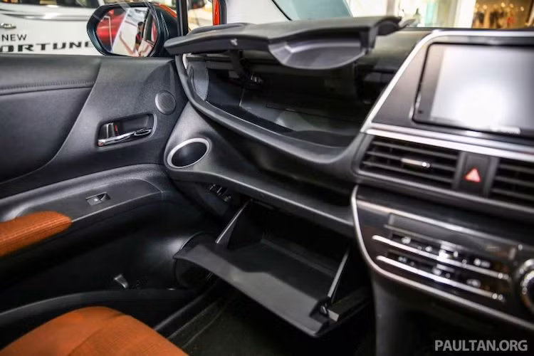 Nhờ có thiết kế độc đáo, bảng táp-lô của Sienta cũng được Toyota bố trí nhiều ngăn chứa đồ hơn bất kỳ mẫu xe nào, với một hộc chứa đồ ngay bên cạnh ngăn để cốc trái, cùng các hộp đồ có nắp che nằm ở phía trên và dưới. Phiên bản cơ bản của xe chỉ có đầu đĩa CD/radio 2DIN được tích hợp công nghệ Bluetooth.