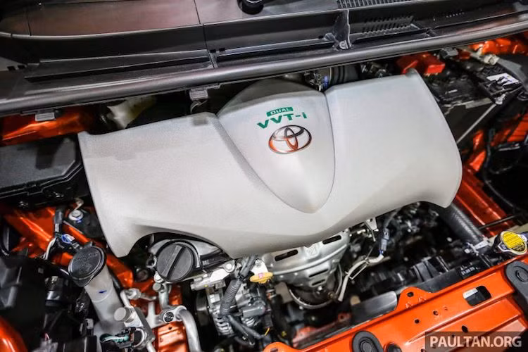 Mọi phiên bản của Sienta đều sử dụng động cơ 1.5l VVT-i Dual 4 xi-lanh thẳng hàng nạp khí tự nhiên, có công suất tối đa 107 mã lực và mô-men xoắn cực đại 140 Nm. Hộp số tự động vô cấp CVT với 7 cấp số ảo giúp truyền sức mạnh tới cầu trước của xe.