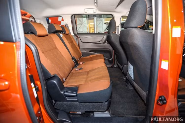 Nhờ có độ dài trục cơ sở lớn nên dù có kích thước nhỏ gọn nhưng hàng ghế thứ 2 của xe vẫn có không gian tương đối thoải mái cho khổ người châu Á. Hàng ghế thứ 3 của Sienta có thiết kế khá đặc biệt khi có thể được gấp gọn và giấu bên dưới gầm hàng ghế thứ 2. Chiếc xe cũng có cửa gió điều hòa độc lập cho hàng ghế thứ 2.