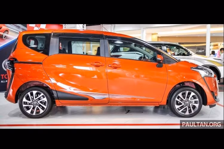 Các kích thước D x R x C của Toyota Sienta lần lượt là 4235, 1695 và 1470 mm. Đặc biệt, cả hai cửa sau đều là cửa trượt, giúp ra vào xe dễ dàng hơn. Trên phiên bản cao cấp nhất, cửa trượt của xe còn có khả năng đóng mở bằng điện giống mẫu MPV hạng sang Toyota Alphard.