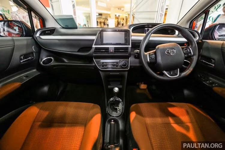 Giống như ngoại thất của chiếc xe, nội thất trên Sienta cũng có thiết kế đầy cá tính với bảng táp-lô có kiểu dáng 3 chiều độc đáo và phân thành 2 lớp. Trên phiên bản cao cấp, chiếc xe có kính chắn gió cách âm, khởi động không cần chìa, hệ thống thông tin giải trí với màn hình 6,8 inch, camera lùi, bảng đồng hồ optitron với màn hình đa thông tin như trên Camry.