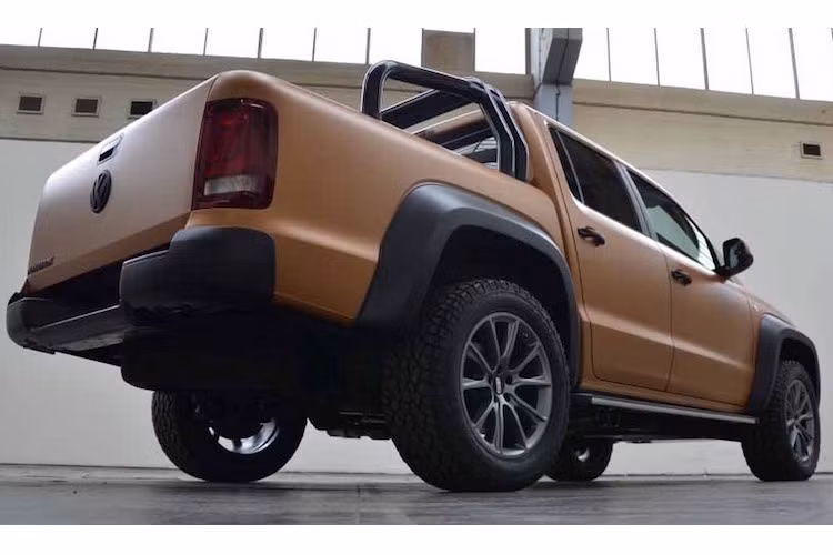 Để chiếc xe có thể dễ dàng offroad trên những địa hình khó, MTM cũng không quên nâng cấp hệ thống treo của Amarok với các giảm xóc chịu lực và khoảng hành trình lớn hơn. Phần lớn gầm xe cũng được bảo vệ bởi những tấm ốp nhôm chống va đập.