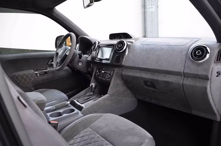 Vốn là một mẫu bán tải hạng trung, nội thất của Amarok dù cũng có đủ tiện nghi nhưng lại không sang trọng. Qua bàn tay của MTM, cabin xe đã có sự xa hoa tương tự những dòng xe siêu sang Anh Quốc nhờ những vật liệu cao cấp như sợi carbon, Alcantara và da.