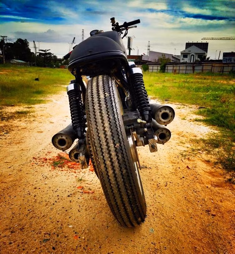 Đi theo phong cách cổ điển, bản độ này đã sử dụng lốp Firestone vân zig-zag cho cả 2 bánh. Hệ thống xả nguyên bản với 4 đường xả nằm hai bên thân xe cũng được giữ nguyên, chỉ thay pô độ thủ công để phô diễn tiếng nổ ấn tượng của động cơ V4.