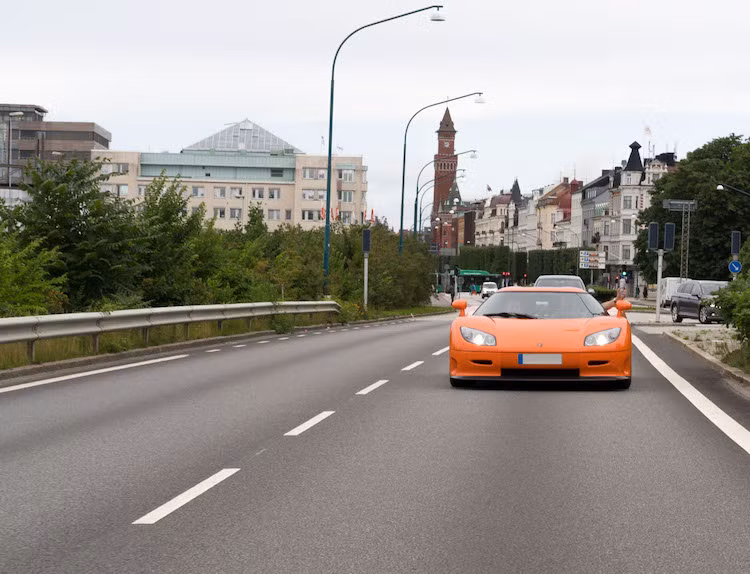 Giống như những buổi họp mặt của các hội nhóm chơi xe khác, những người tham gia cũng đã tổ chức diễu hành qua các con phố đậm chất châu Âu cổ kính tại Thụy Điển và Đan Mạch.