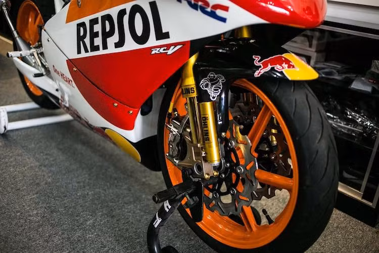 Vẫn sử dụng mâm nguyên bản của NSR250R SP, nhưng toàn bộ hệ thống phanh và phuộc trước của chiếc xe đã được nâng cấp với cặp phuộc Ohlins kèm heo Brembo GP4RX, đĩa Braking và dây dầu Morin.