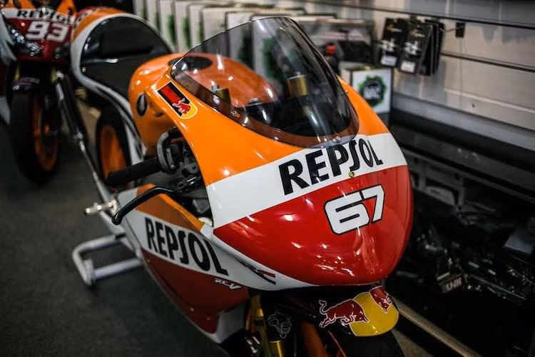 Ở dạng nguyên bản, NSR250R có thiết kế vuông vức mang đậm phong cách cuối thập niên 80 và khá xấu, chính vì vậy toàn bộ dàn áo của chiếc xe đã được thay thế hoàn toàn với thiết kế như những chiếc môtô đua MotoGP. Nằm ở trước đầu xe là số 67 - mã biển số của Long Xuyên.