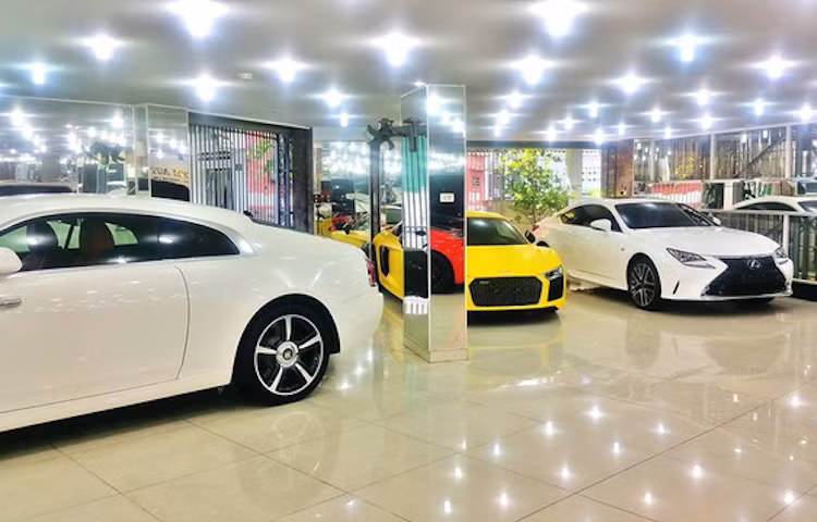 Từ trái sang: coupe siêu sang Rolls-Royce Wraith, Audi R8 V10 thế hệ mới và "hàng bình dân" Lexus RC coupe.