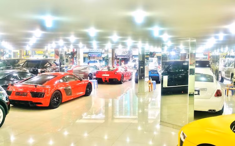 Trong khoảng 1-2 năm trở lại đây, showroom này là nơi lui tới thường xuyên của các đại gia siêu xe tại Việt Nam, trong đó có những cái tên nổi tiếng như Cường Đô La hay Phan Thành...