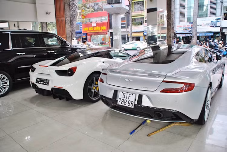 Không chỉ nhập những chiếc siêu xe từ nước ngoài về bán, showroom này cũng nhận ký gửi những siêu xe cũ của các đại gia Việt, khiến nó trở thành một trong những "thánh địa" thực sự của những người yêu xe hơi tại Việt Nam khi luôn có bóng dáng những siêu xe "hot" nhất.