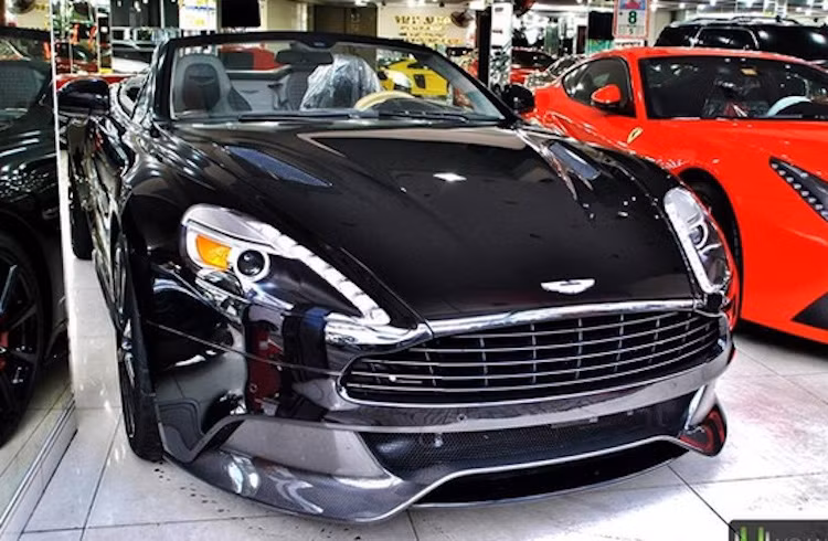 Hiện tại, showroom này cũng là nơi đầu tiên và duy nhất tại Việt Nam nhập về chiếc siêu xe sang mui trần Aston Martin Vanquish Volante.