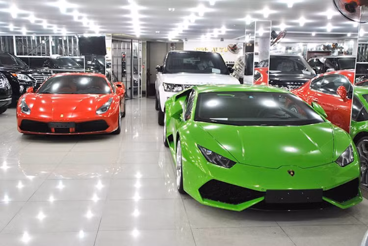 "Cặp đôi kỳ phùng địch thủ" Lamborghini Huracan và Ferrari 488 GTB. Đây là những siêu xe tầm trung "hot" nhất tới từ Ý hiện nay. Phía sau chúng là những chiếc Range Rover và Lexus LX570.