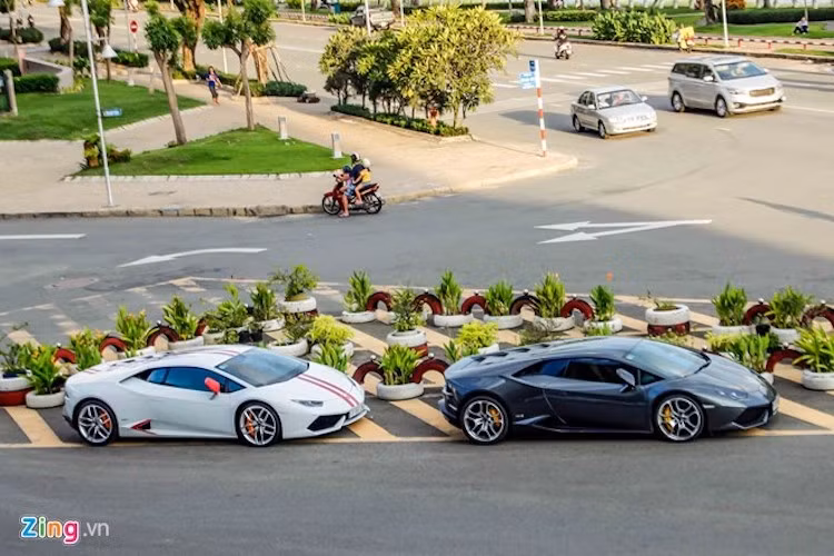 Hai chiếc siêu xe Lamborghini Huracan chính hãng cùng xuất hiện trên một tuyến đường ở khu đô thị Phú Mỹ Hưng, quận 7, TP HCM. Chiếc màu xám là siêu xe nhập khẩu chính hãng đầu tiên, giá 13,5 tỷ đồng, trong khi chiếc thứ 2 có giá 14 tỷ.