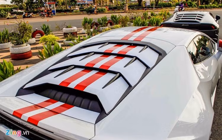 Hai vạch đỏ được kéo dài từ phía trước tới phần đuôi sau. Nắp động cơ bằng nhựa, một số phiên bản Huracan có tùy chọn nắp kính, để lộ khối động cơ hút khí tự nhiên nằm bên trong. Huracan sử dụng động cơ V10 5.2 lít sản sinh công suất cực đại 610 mã lực.