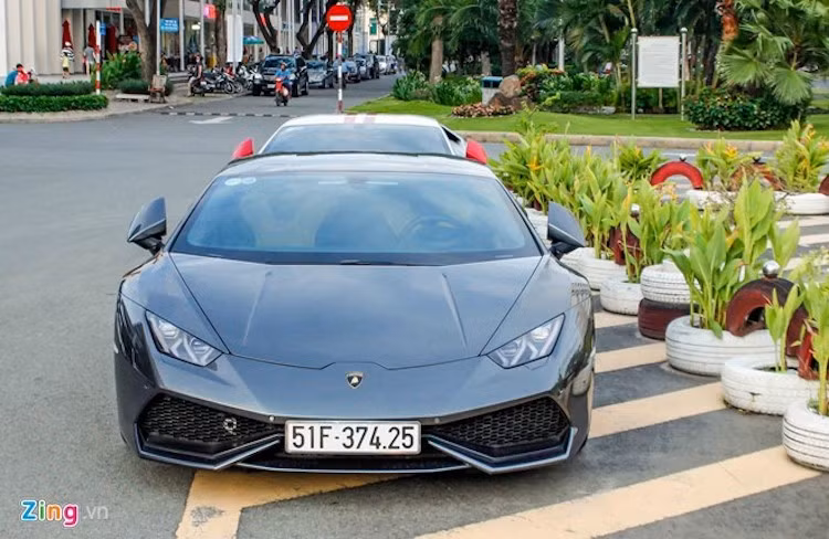 Trong khi đó, chiếc Huracan màu xám vẫn được giữ nguyên bản giống từ khi mua về. Ngoài Huracan màu xám, chủ xe còn có thểm một số siêu xe và xe sang, trong đó có Lamborghini Aventador màu trắng chính hãng duy nhất tại Việt Nam giá 22,5 tỷ đồng.
