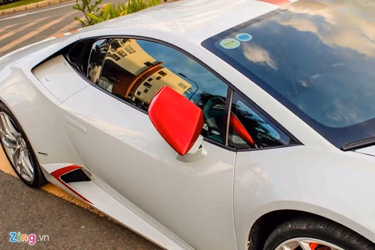 Bên hông cũng được dán decal bọc gương màu đỏ cùng một vệt trang trí phía dưới khe hút gió.