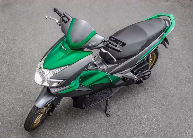 Vào tháng 4/2007, Honda Air Blade thế hệ đầu tiên đã được ra mắt tại Việt Nam. Ngay lập tức, chiếc xe đã gây được một "cơn sốt" trên thị trường xe máy Việt bởi kiểu dáng sắc sảo độc đáo, kích thước nhỏ nhắn dễ điều khiển và mức giá chỉ khoảng gần 30 triệu đồng.