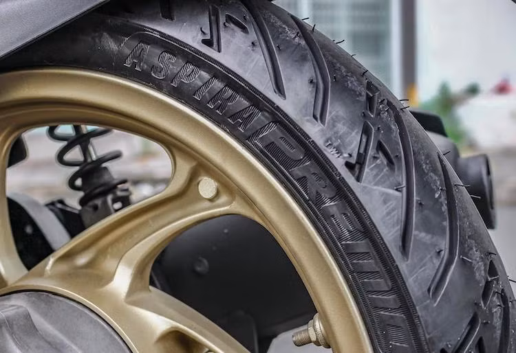 Để tạo thêm điểm nhấn cho chiếc xe, bộ mâm nguyên bản đã được sơn lại trong màu vàng cát. Do có mâm 6 cánh xoắn, chiếc Air Blade này thuộc phiên bản nâng cấp với hệ thống phun xăng điện tử FI, thay vì loại sử dụng chế hòa khí với mâm 5 cánh trước đó.