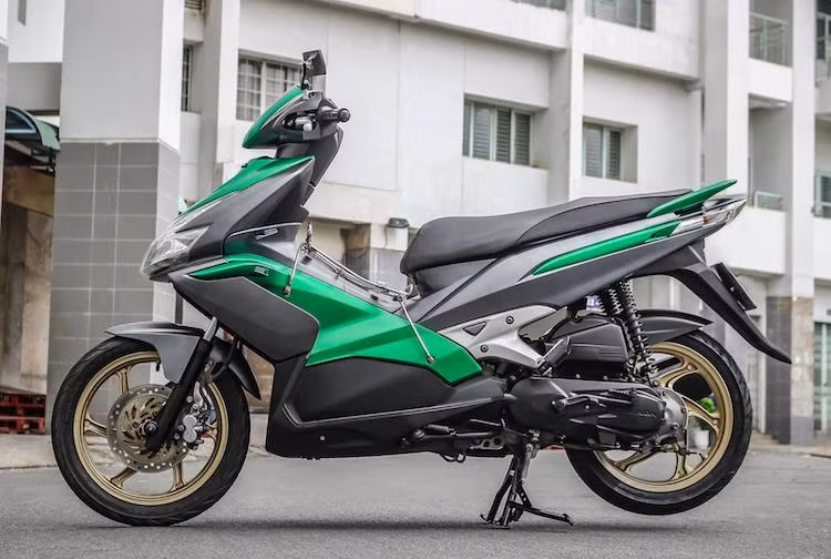 Xe có kích thước 1.890 mm x 680 mm x 1.110 mm (dài x rộng x cao), trọng lượng khô là 105 kg. Thế hệ Air Blade đầu tiên được Honda trang bị cho khối động cơ 108 cc làm mát bằng dung dịch, tương tự như chiếc Click trước đó của hãng.