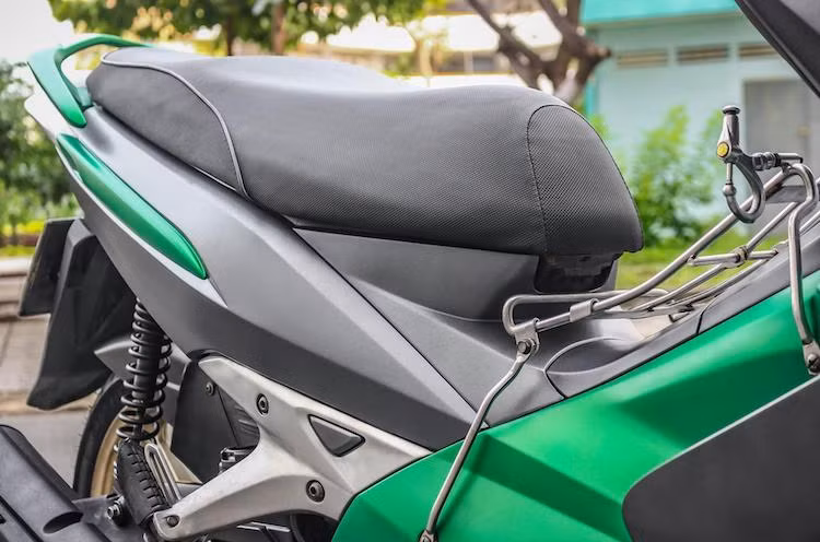 Vào ngày 14/6/2009, thế hệ Air Blade đầu tiên đã được nâng cấp với công nghệ phun xăng điện tử FI để đem tới hiệu năng cao hơn trong khi tiết kiệm nhiên liệu hơn. Vào ngày 8/4/2011, Air Blade thế hệ đầu tiên chính thức bị "khai tử", nhường chỗ cho thế hệ thứ 2 với thân xe có vẻ to lớn hơn.