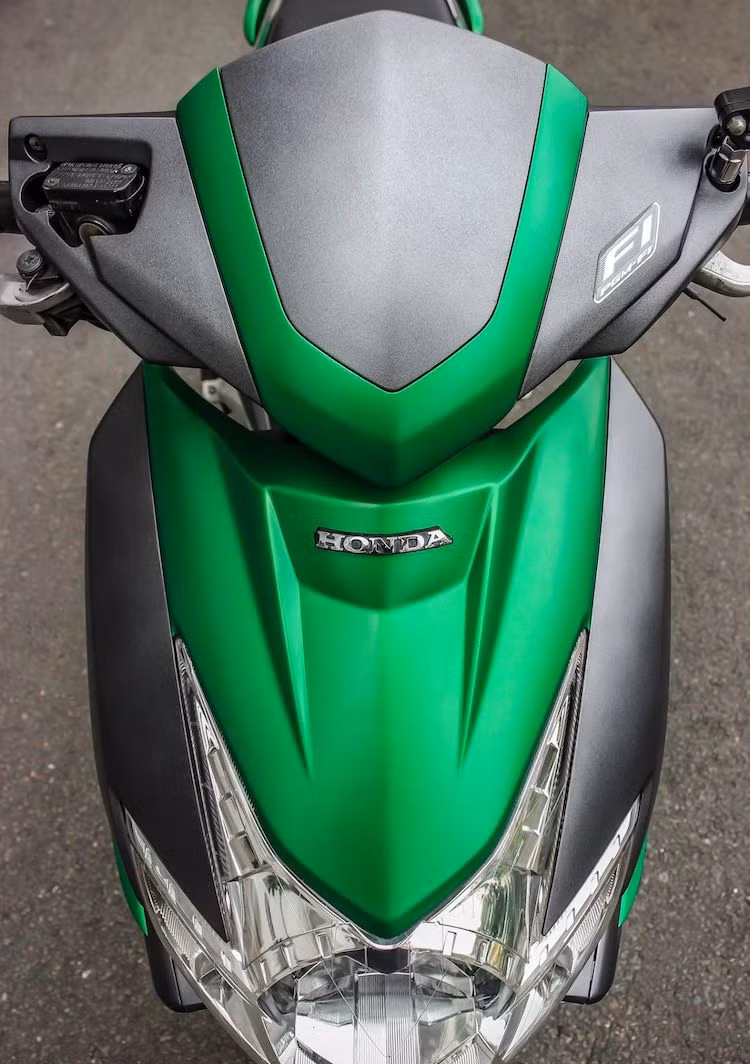 Qua gần 10 năm, những chiếc Air Blade thế hệ đầu tiên ở Việt Nam đã "dãi dầu sương gió" và trở nên cũ đi nhiều. Để làm mới lại chiếc xe, một chủ nhân sở hữu Air Blade đời đầu ở Việt Nam đã sơn lại toàn bộ thân với tông màu kết hợp xanh lá mờ - xám mờ, lấy cảm hứng từ mẫu naked bike bán chạy Kawasaki Z1000.