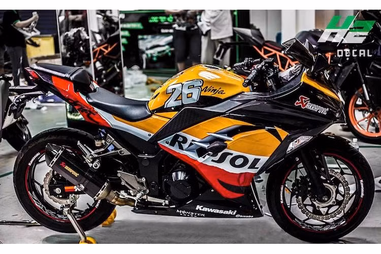 Là một hãng hóa dầu nổi tiếng từ Tây Ban Nha, hình ảnh của Repsol đã gắn liền với những chiếc xe đua MotoGP Honda nói riêng và xe thể thao Honda nói chung từ hàng chục năm nay. Tuy nhiên để tạo phong cách riêng cho chiếc Kawasaki Ninja 300 của mình, một chủ xe đã lựa chọn dàn tem này để trang trí cho "xế yêu".