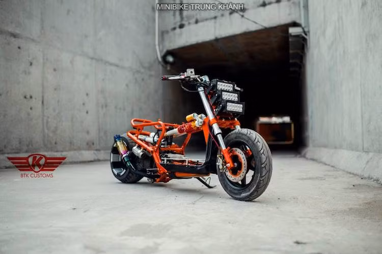 Với chi phí rẻ hơn nhiều so với việc đặt phụ tùng từ bên Mỹ, một chiếc Zoomer theo phong cách Low Rider cực "chất" đã được tạo ra bởi bàn tay của những người thợ độ tại Hà Nội.