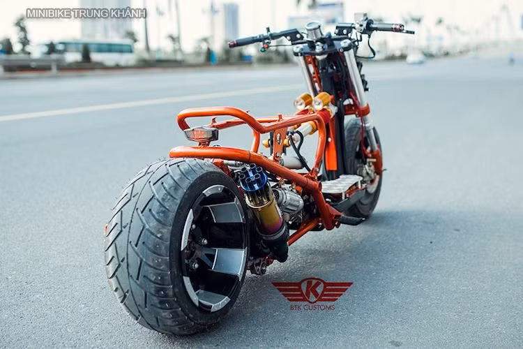 Để có thể "kéo" được bánh sau cực lớn, động cơ của chiếc xe cũng đã được độ lại để tăng công suất. Khí thải của động cơ được dẫn qua ống xả độc đáo có dạng như nòng súng tiểu liên.