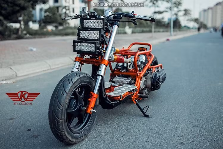 Ở phía trước, chiếc Zoomer gây ấn tượng ngay từ cái nhìn đầu tiên với dàn đèn LED 36 bóng đặt dọc, đem tới ánh sáng cực mạnh. "Dàn chân" trước của chiếc xe cũng được nâng cấp bằng phuộc USD và mâm từ Honda Dylan.