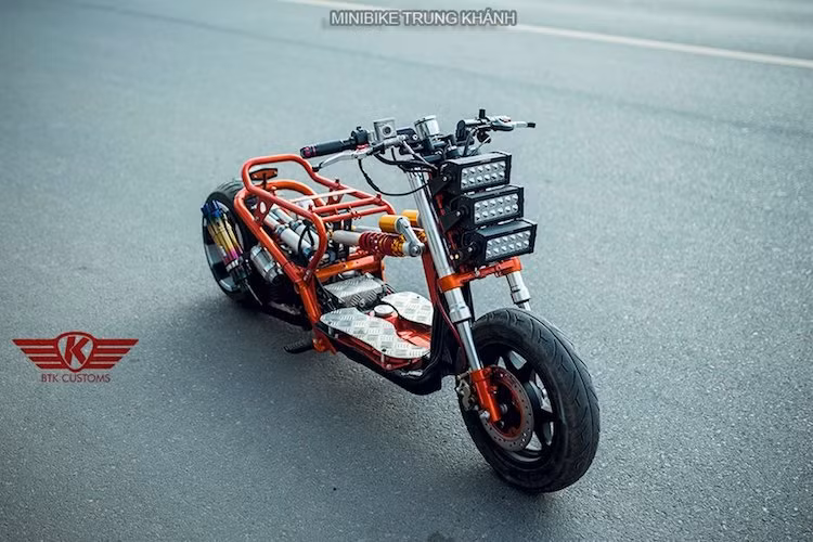 Tại Mỹ, Honda Ruckus (hay Honda Zoomer 50 ở nhiều nước châu Á) cùng với Honda MSX 125 rất được các tay chơi ưa chuộng để độ lên phong cách low rider với gắp dài và khoảng sáng gầm thấp. Đi theo phong cách này, một người chơi xe ở Hà Nội đã đặt xưởng độ Trung Khánh tạo ra một chiếc Zoomer "made in Vietnam".