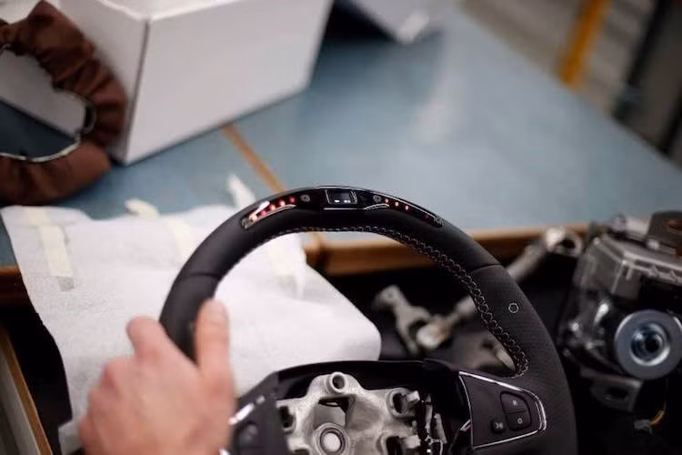 Dù Renault không công bố bất kỳ bức ảnh chính thức nào chụp nội thất của Clio RS 16 nhưng theo một số người đã may mắn được trải nghiệm chiếc xe, nó có vô-lăng với đèn báo chuyển số theo phong cách xe đua, hàng ghế trước thể thao cùng với các dây an toàn màu đỏ. Phần còn lại của cabin xe cũng tương tự các phiên bản Clio bình thường khác.